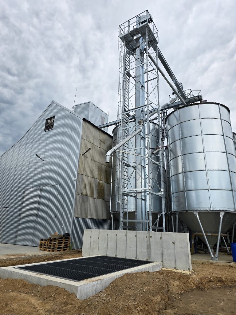 Šakių raj., Plokščiadugniai grūdų bokštai, talpa 2x928 m3, Priėmimo duobė - 14,2 m3.